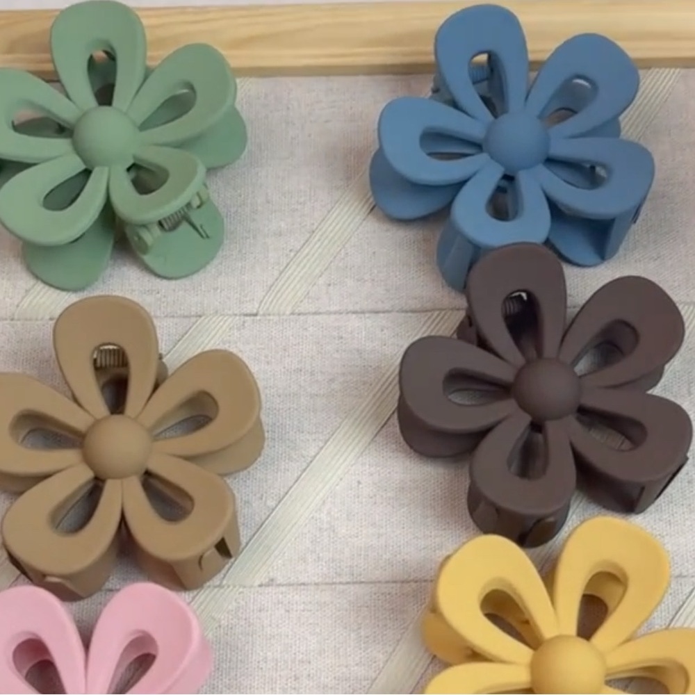 Elegant Tan Flower Hair Clip - Picture 3 of 3